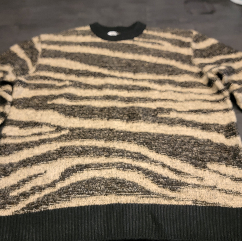 ZARA SWEATER - Size M